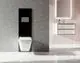 Weißes spülrandloses WC von Ideal Standard vor einer grauen Wand. Darunter eine schwarze Betätigungsplatte mit Tasten zur mechanischen Auslösung. Helles Badezimmerdesign.